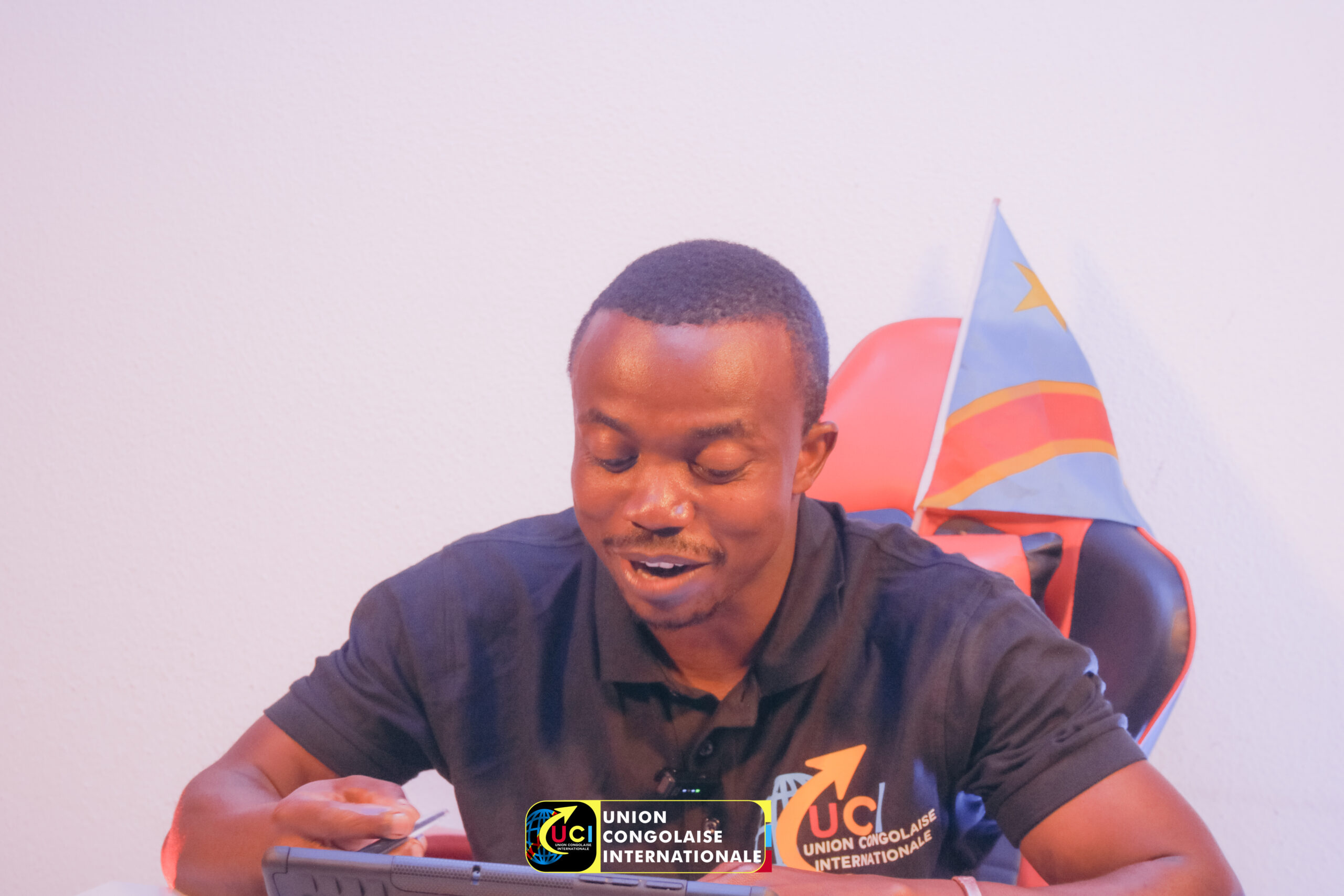 Afdal Tshibangu en pause sur le plateau