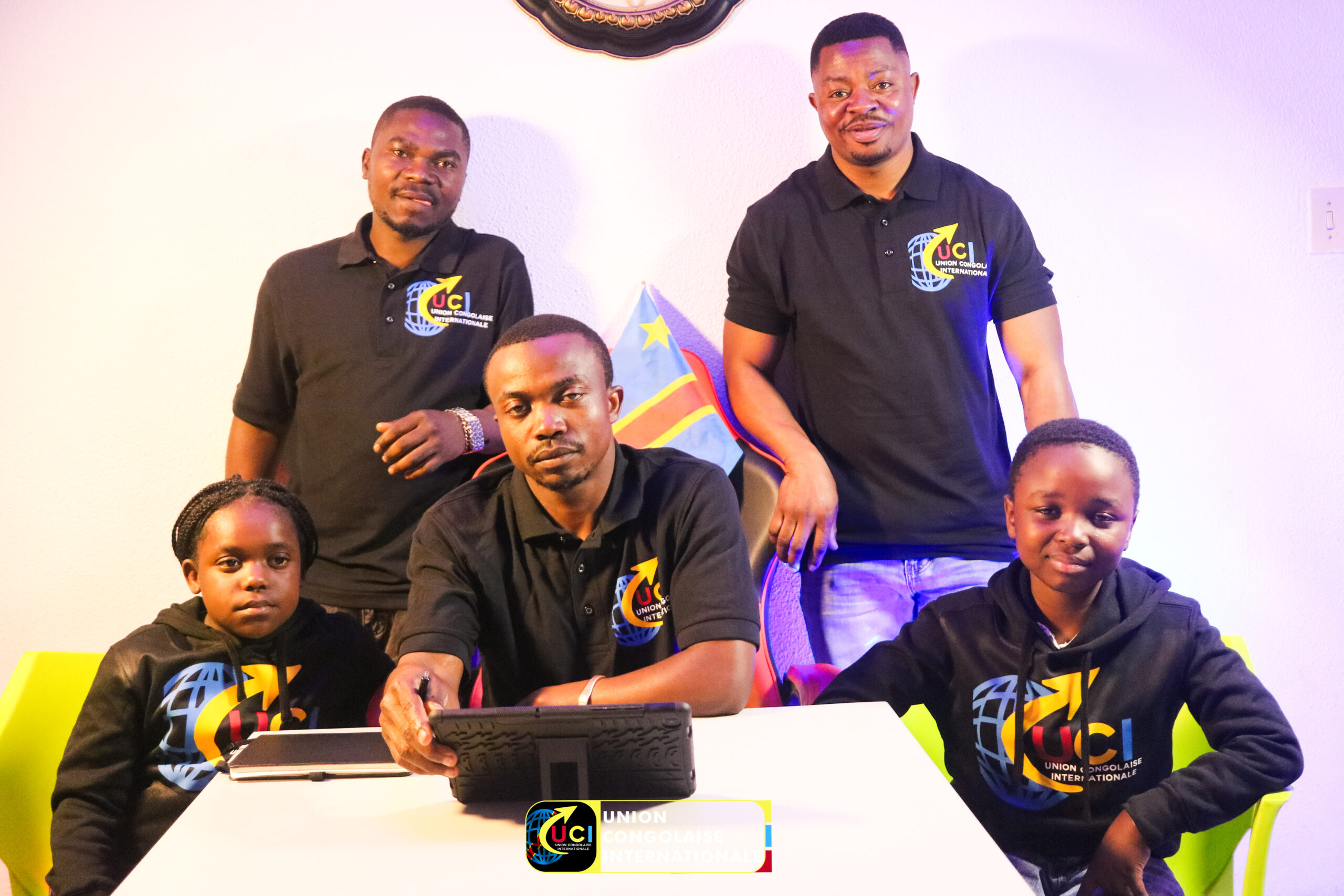 Afdal Mutombo avec les jeunes et son équipe